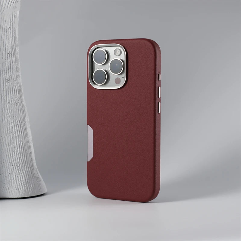 ¿Buscas una funda de teléfono que combine estilo, protección y funcionalidad? Nuestra Funda MagSafe de Cuero Sólido es la elección perfecta para tu iPhone 16 Pro Max, iPhone 16 Pro, iPhone 16 Plus o iPhone 16