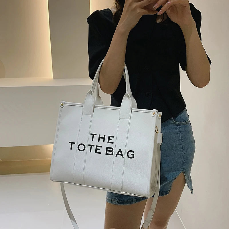 Descubre el bolso perfecto para complementar tu estilo diario. Este bolso cruzado informal de color sólido es la combinación ideal de practicidad, estilo y comodidad. Con un diseño moderno y un acabado en lona resistente