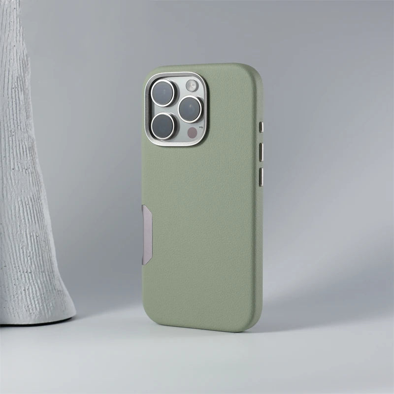 ¿Buscas una funda de teléfono que combine estilo, protección y funcionalidad? Nuestra Funda MagSafe de Cuero Sólido es la elección perfecta para tu iPhone 16 Pro Max, iPhone 16 Pro, iPhone 16 Plus o iPhone 16