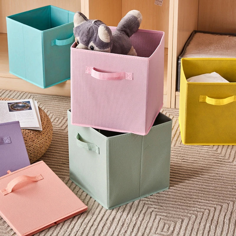 ¿Necesitas una solución práctica y ordenada para almacenar tus pertenencias? ¡Nuestros Cubos de Almacenamiento de Tela Plegables son la respuesta perfecta! Diseñados para ayudarte a mantener tu hogar organizado