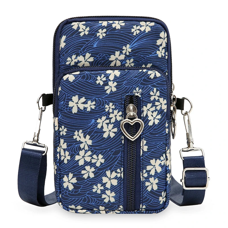 Lleva todo lo que necesitas con comodidad y estilo con este mini bolso cruzado impermeable.