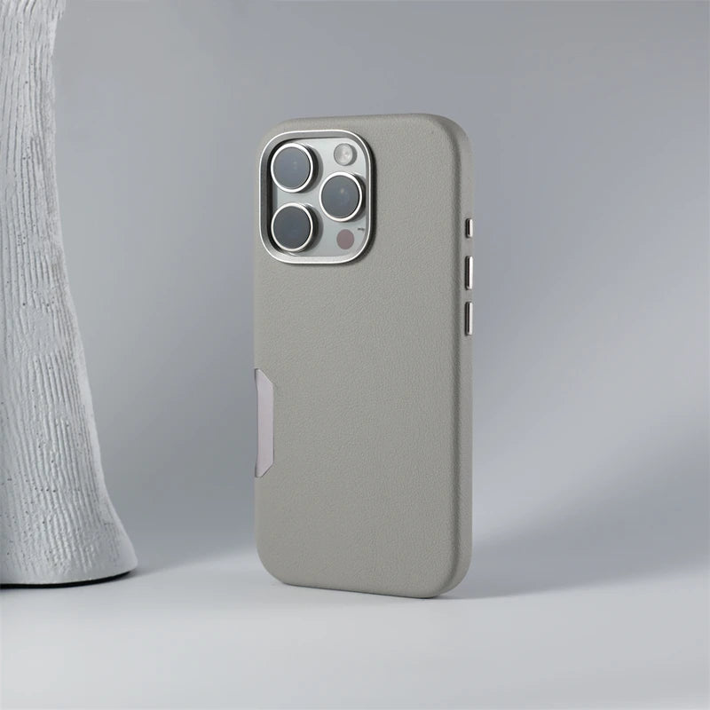 ¿Buscas una funda de teléfono que combine estilo, protección y funcionalidad? Nuestra Funda MagSafe de Cuero Sólido es la elección perfecta para tu iPhone 16 Pro Max, iPhone 16 Pro, iPhone 16 Plus o iPhone 16