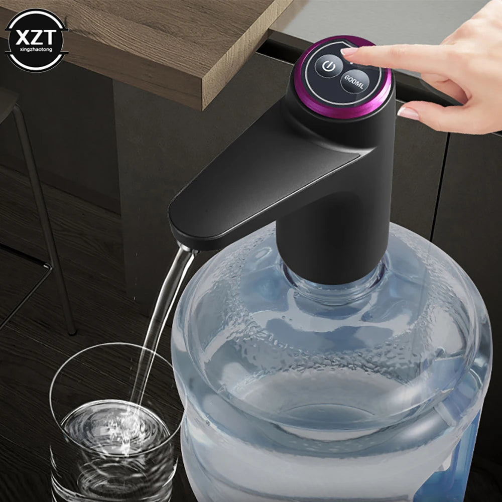 ¡Simplifica el acceso al agua con nuestra Bomba de Agua Eléctrica Automática de 19 Litros! Diseñada para brindarte comodidad y eficiencia, este dispensador de agua eléctrico es la solución perfecta para tener siempre agua fresca al alcance de tu mano