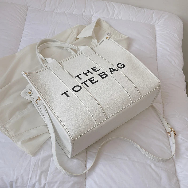 Descubre el bolso perfecto para complementar tu estilo diario. Este bolso cruzado informal de color sólido es la combinación ideal de practicidad, estilo y comodidad. Con un diseño moderno y un acabado en lona resistente