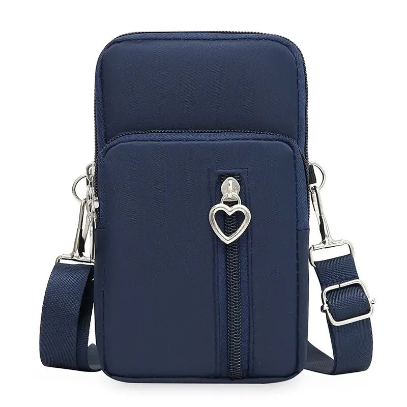 Lleva todo lo que necesitas con comodidad y estilo con este mini bolso cruzado impermeable.