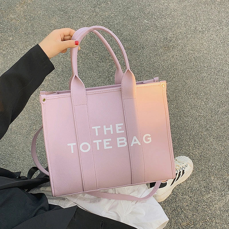 Descubre el bolso perfecto para complementar tu estilo diario. Este bolso cruzado informal de color sólido es la combinación ideal de practicidad, estilo y comodidad. Con un diseño moderno y un acabado en lona resistente