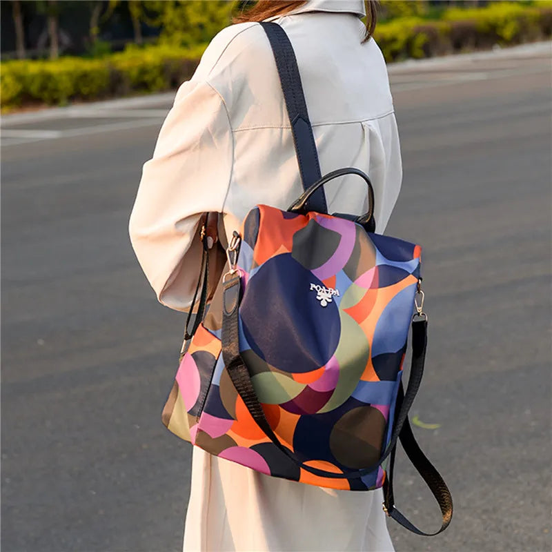 La Mochila Oxford Impermeable para mujer es el accesorio perfecto que combina moda, seguridad y practicidad en un solo diseño. Con una estructura sofisticada y características innovadoras, esta mochila no solo te permitirá llevar todo lo que necesitas