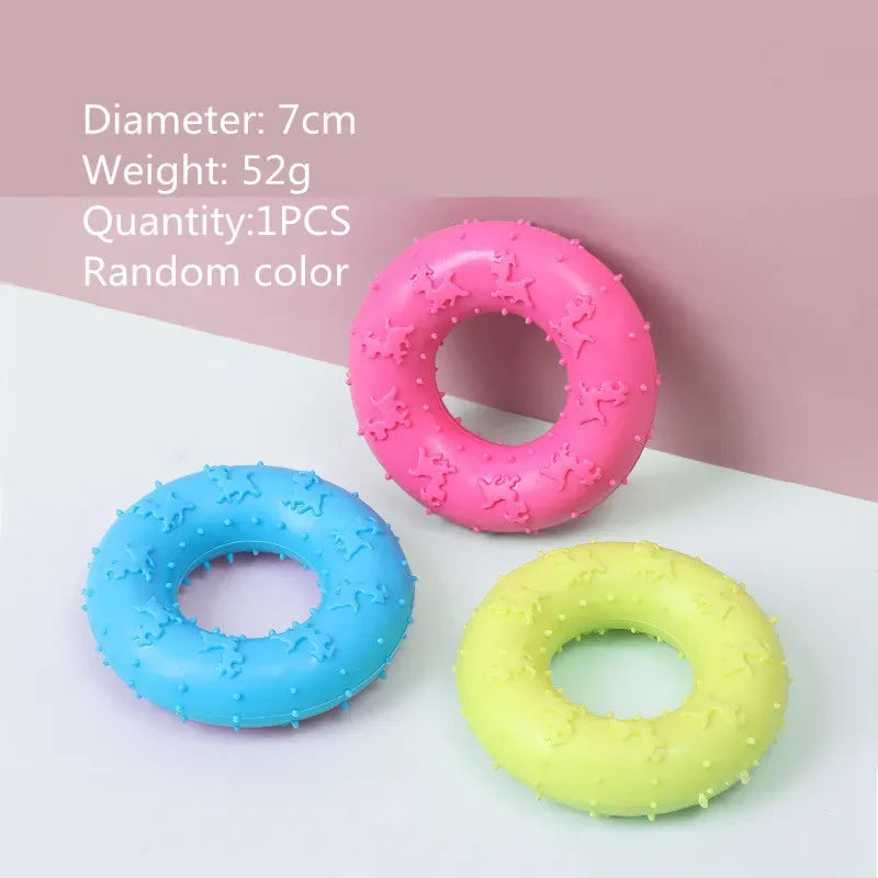 ¡Haz que tu mascota disfrute de horas de diversión y ejercicio con este juguete para perros de goma de alta calidad! Perfecto para perros pequeños, este juguete interactivo no solo ayuda a aliviar el aburrimiento