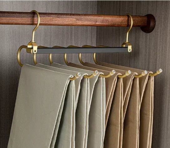 ¡Descubre la manera más inteligente de organizar tu armario! Las perchas multifuncionales 6 en 1 no solo ahorran espacio, sino que también mantienen tu ropa organizada, sin arrugas y siempre accesible.