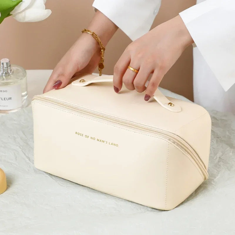 Mantén tus cosméticos organizados y al alcance de tu mano con esta bolsa de cosméticos de gran capacidad, ideal para viajes y uso diario. Su diseño elegante y funcional combina estilo y practicidad, perfecta para quienes buscan comodidad