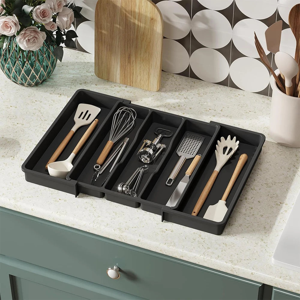 ¿Tus cubiertos y utensilios están desordenados en el cajón? Dale un toque moderno a tu cocina con este organizador.