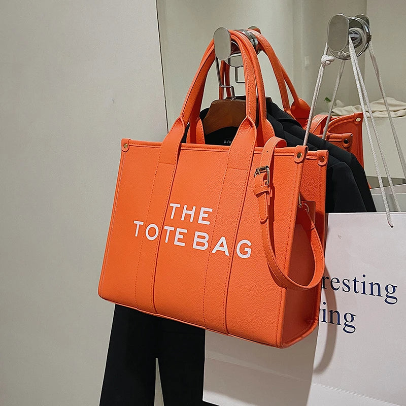 Descubre el bolso perfecto para complementar tu estilo diario. Este bolso cruzado informal de color sólido es la combinación ideal de practicidad, estilo y comodidad. Con un diseño moderno y un acabado en lona resistente