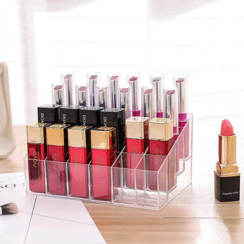 Estás buscando una manera funcional de organizar tus lápices labiales y esmaltes de uñas ,El Soporte Acrílico para Lápices Labiales de 24 Rejillas es la solución perfecta para mantener tus cosméticos organizados, accesibles y siempre a la vista