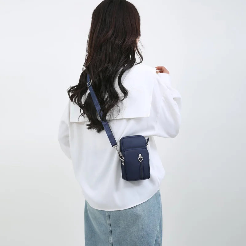 Lleva todo lo que necesitas con comodidad y estilo con este mini bolso cruzado impermeable.