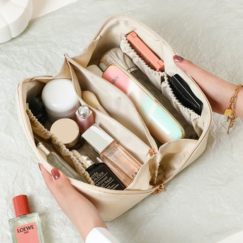 Mantén tus cosméticos organizados y al alcance de tu mano con esta bolsa de cosméticos de gran capacidad, ideal para viajes y uso diario. Su diseño elegante y funcional combina estilo y practicidad, perfecta para quienes buscan comodidad