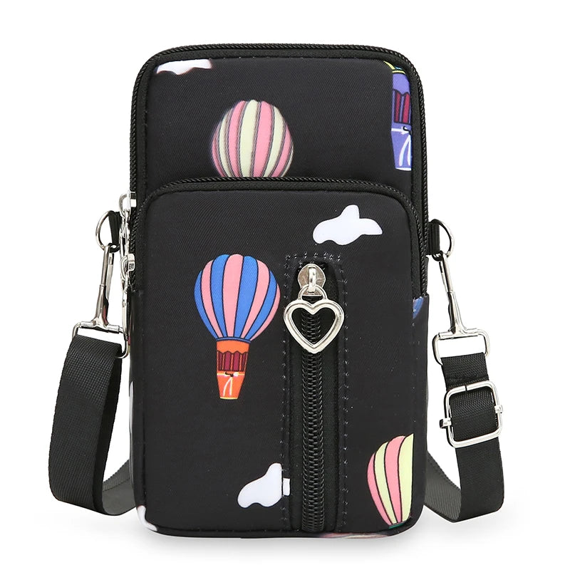 Lleva todo lo que necesitas con comodidad y estilo con este mini bolso cruzado impermeable.