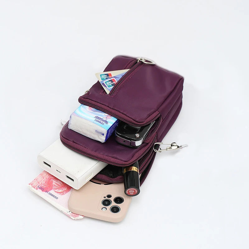 Lleva todo lo que necesitas con comodidad y estilo con este mini bolso cruzado impermeable.