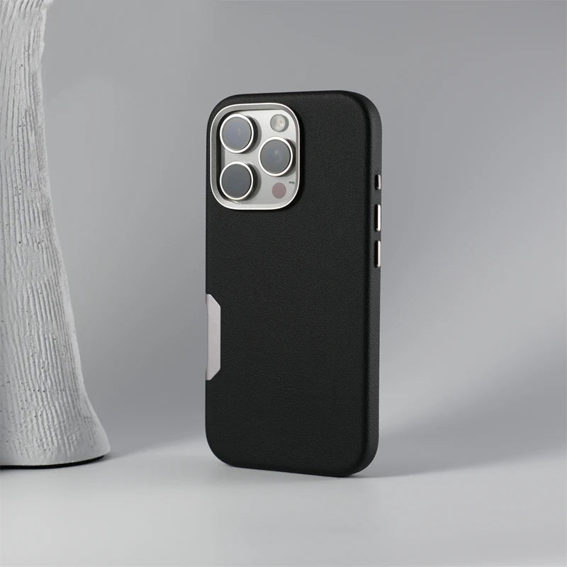 ¿Buscas una funda de teléfono que combine estilo, protección y funcionalidad? Nuestra Funda MagSafe de Cuero Sólido es la elección perfecta para tu iPhone 16 Pro Max, iPhone 16 Pro, iPhone 16 Plus o iPhone 16