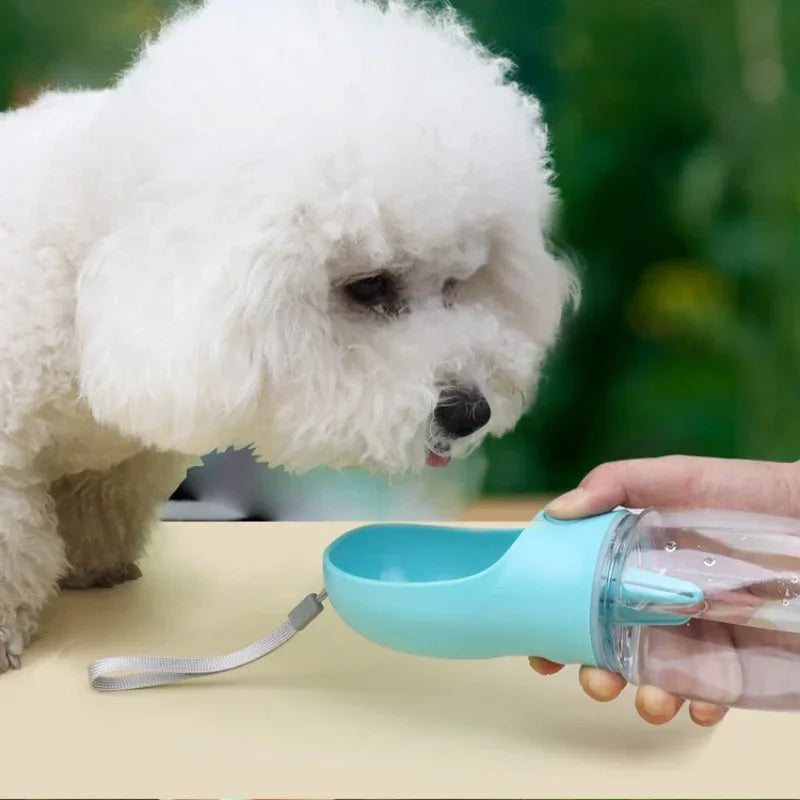 ¿Tienes una mascota y te encanta viajar o salir de paseo? ¡Esta botella portátil para perros y gatos es la solución perfecta para mantener a tu compañero peludo hidratado y bien alimentado dondequiera que vayas!