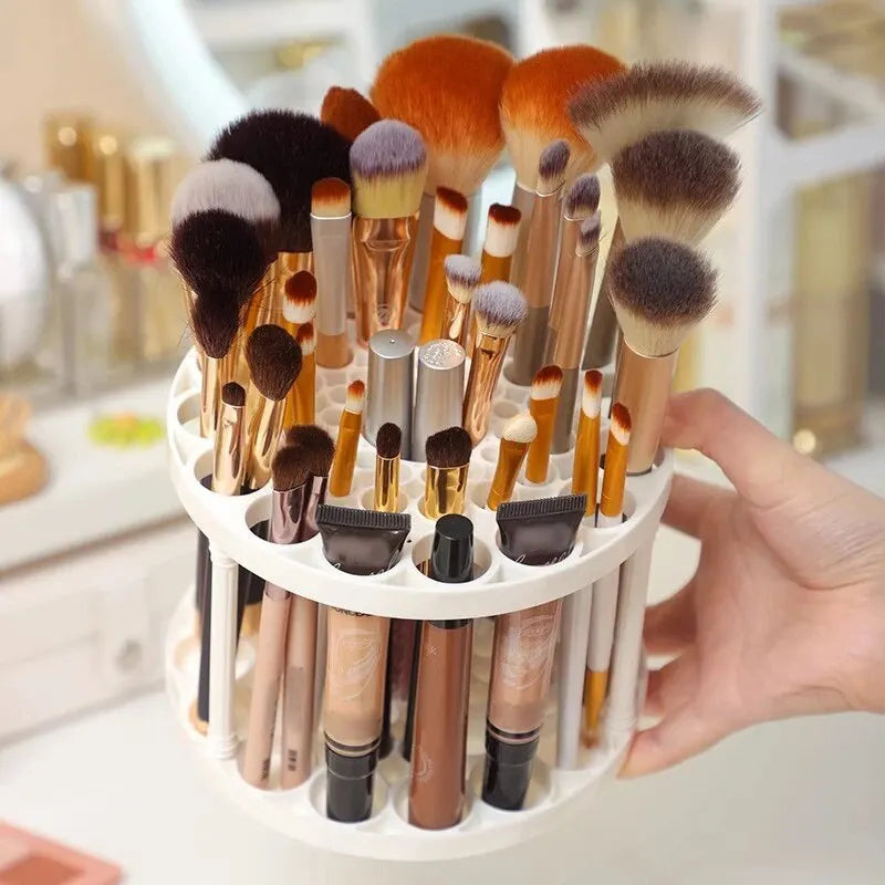 Olvídate del desorden y ten siempre a la mano tus herramientas de maquillaje de forma elegante y práctica.