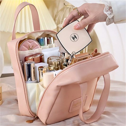 Organiza tu belleza con estilo y elegancia: Este Organizador de Maquillaje de Lujo es la solución perfecta para quienes buscan practicidad, diseño y durabilidad en un solo producto. Ideal para el uso diario o tus viajes