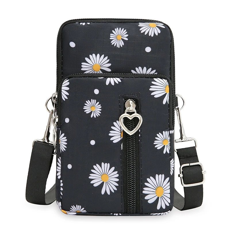 Lleva todo lo que necesitas con comodidad y estilo con este mini bolso cruzado impermeable.