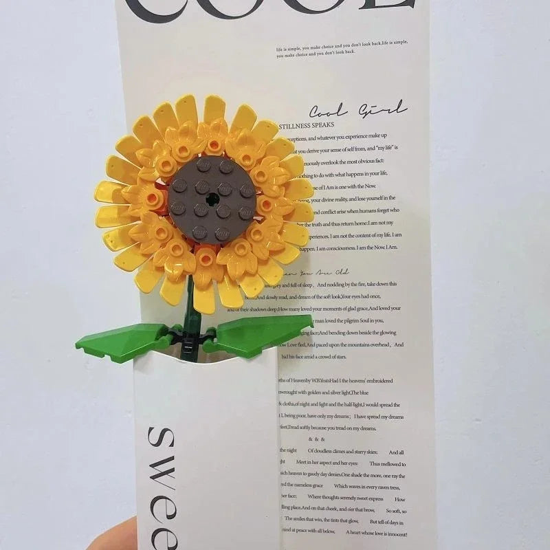 ¿Buscas un regalo único y creativo para sorprender a una niña? Bloques de construcción forma de Girasol",no solo es un juguete, sino también una hermosa decoración de escritorio.