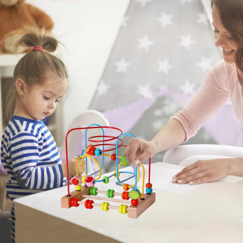 Este laberinto de cuentas de madera Montessori es mucho más que un simple juguete: ¡es una herramienta educativa esencial para el aprendizaje temprano de tu hijo!