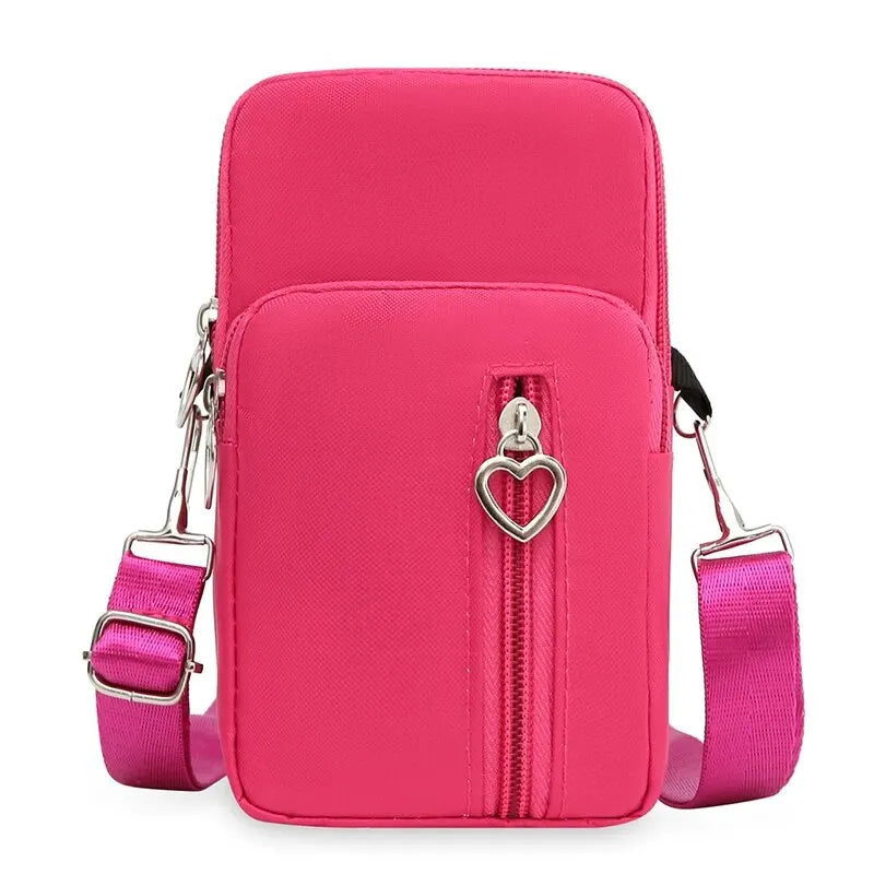 Lleva todo lo que necesitas con comodidad y estilo con este mini bolso cruzado impermeable.