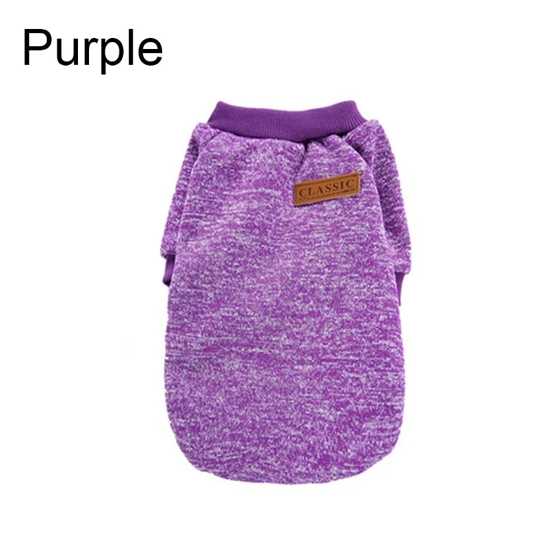¡Mantén a tu mascota elegante y cálida durante los meses fríos! Esta chaqueta para cachorros y gatos pequeños está diseñada para ofrecer comodidad, estilo y calor en la temporada de otoño e invierno. Con un diseño clásico y materiales suaves