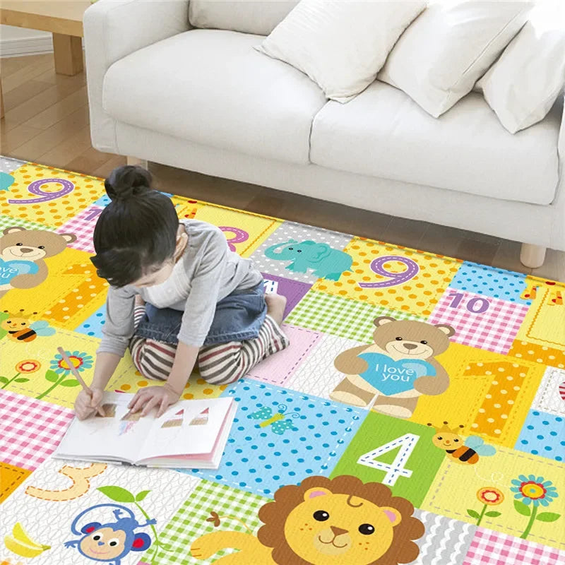 Esta alfombra plegable es perfecta para brindar un espacio seguro mientras tu bebé gatea, juega y aprende.