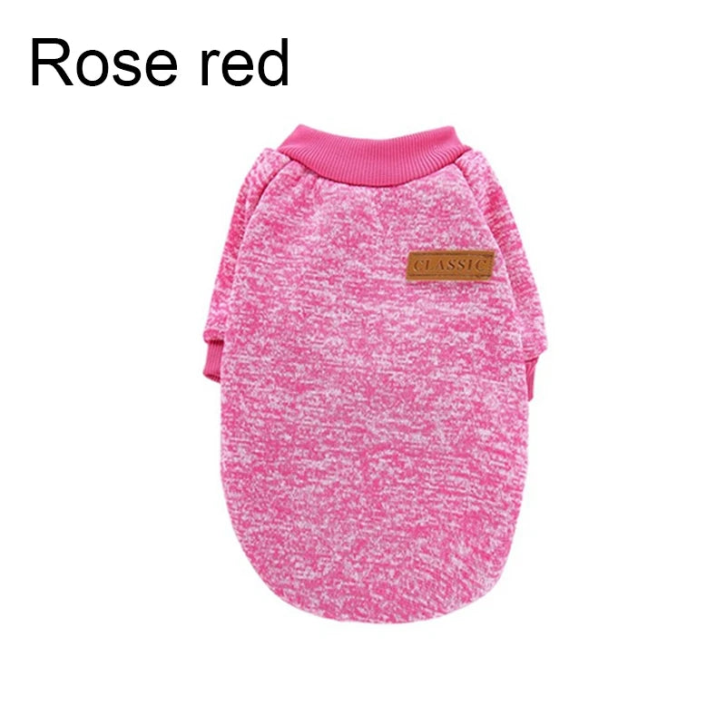 ¡Mantén a tu mascota elegante y cálida durante los meses fríos! Esta chaqueta para cachorros y gatos pequeños está diseñada para ofrecer comodidad, estilo y calor en la temporada de otoño e invierno. Con un diseño clásico y materiales suaves