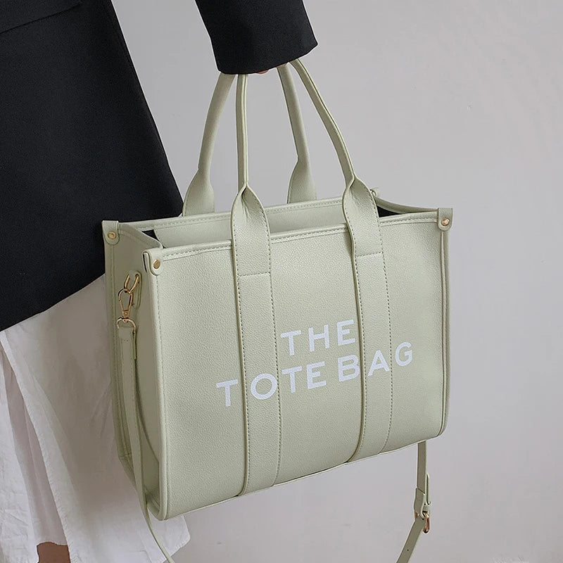 Descubre el bolso perfecto para complementar tu estilo diario. Este bolso cruzado informal de color sólido es la combinación ideal de practicidad, estilo y comodidad. Con un diseño moderno y un acabado en lona resistente