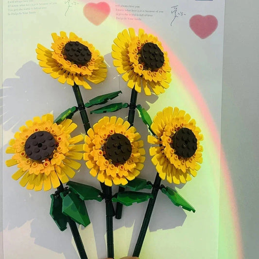 ¿Buscas un regalo único y creativo para sorprender a una niña? Bloques de construcción forma de Girasol",no solo es un juguete, sino también una hermosa decoración de escritorio.