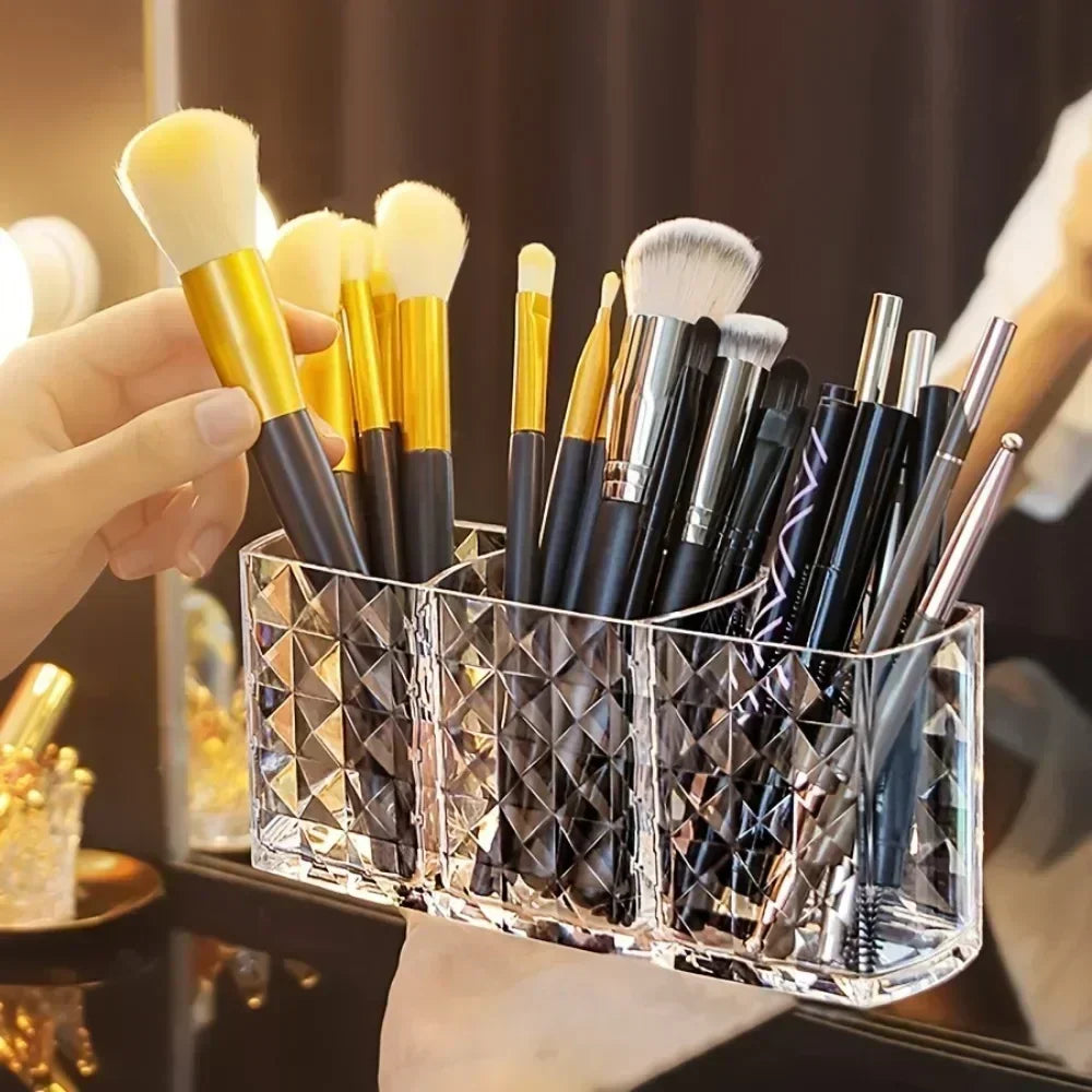 Mantén tu espacio de belleza ordenado y estilizado con el Soporte Acrílico para Brochas de Maquillaje y Organizador de Cosméticos. Diseñado para ofrecer una solución práctica y elegante para tus productos favoritos