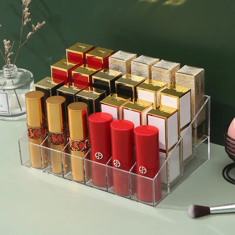 Estás buscando una manera funcional de organizar tus lápices labiales y esmaltes de uñas ,El Soporte Acrílico para Lápices Labiales de 24 Rejillas es la solución perfecta para mantener tus cosméticos organizados, accesibles y siempre a la vista