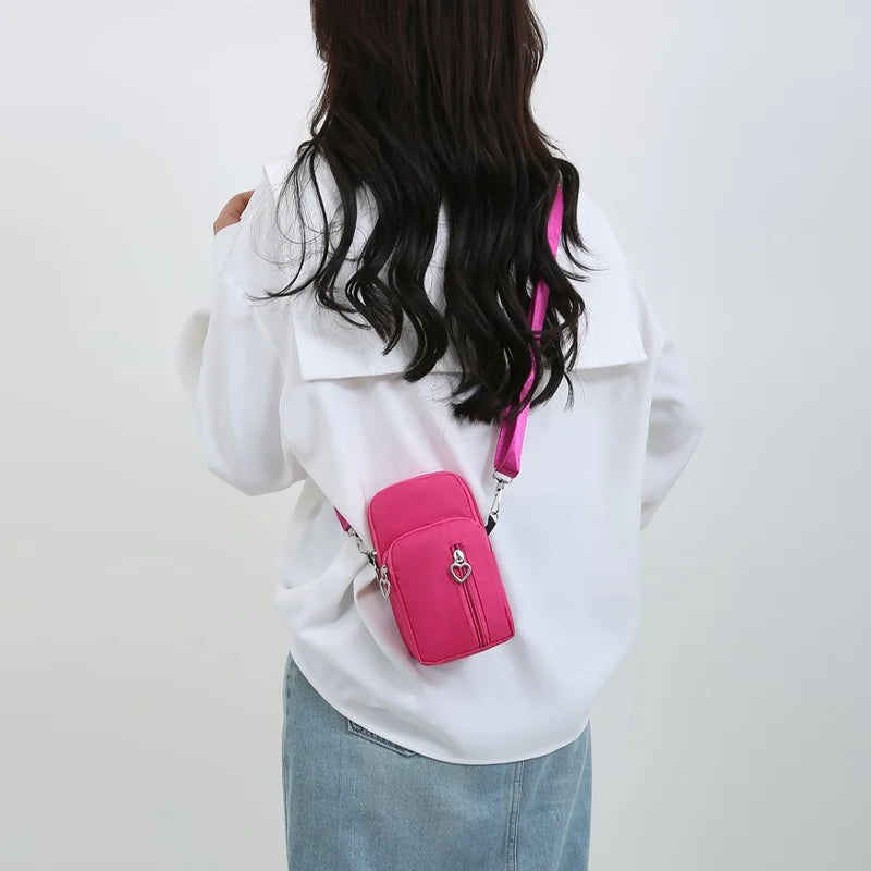 Lleva todo lo que necesitas con comodidad y estilo con este mini bolso cruzado impermeable.
