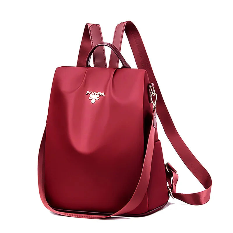 La Mochila Oxford Impermeable para mujer es el accesorio perfecto que combina moda, seguridad y practicidad en un solo diseño. Con una estructura sofisticada y características innovadoras, esta mochila no solo te permitirá llevar todo lo que necesitas