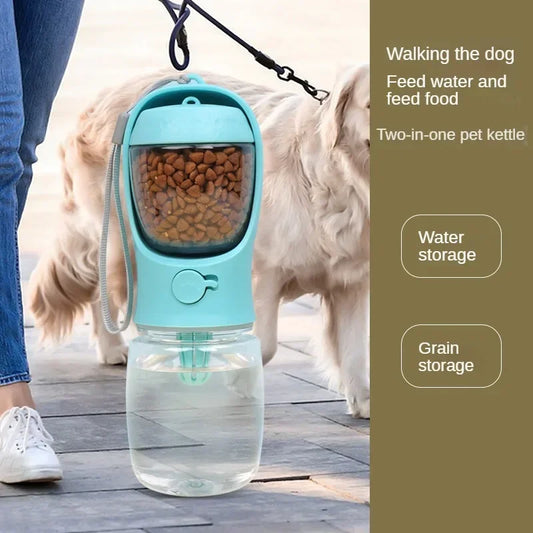 ¿Tienes una mascota y te encanta viajar o salir de paseo? ¡Esta botella portátil para perros y gatos es la solución perfecta para mantener a tu compañero peludo hidratado y bien alimentado dondequiera que vayas!