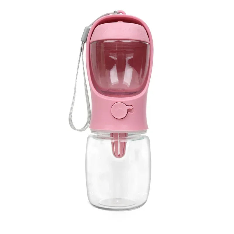 ¿Tienes una mascota y te encanta viajar o salir de paseo? ¡Esta botella portátil para perros y gatos es la solución perfecta para mantener a tu compañero peludo hidratado y bien alimentado dondequiera que vayas!
