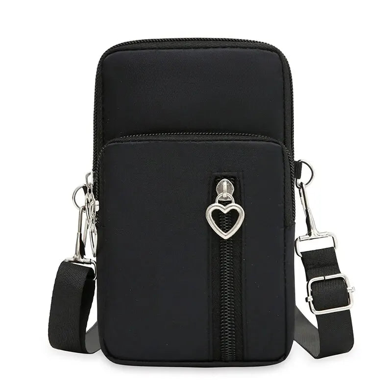 Lleva todo lo que necesitas con comodidad y estilo con este mini bolso cruzado impermeable.