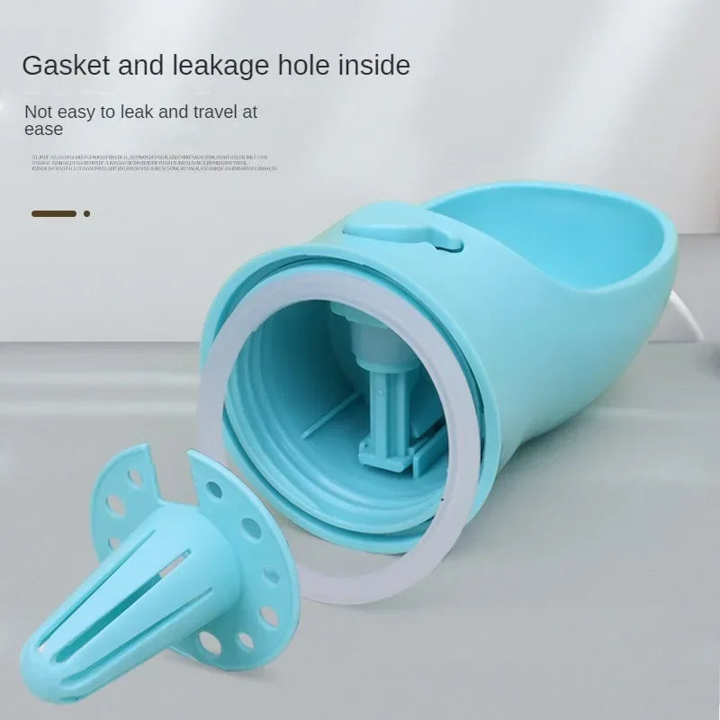 ¿Tienes una mascota y te encanta viajar o salir de paseo? ¡Esta botella portátil para perros y gatos es la solución perfecta para mantener a tu compañero peludo hidratado y bien alimentado dondequiera que vayas!