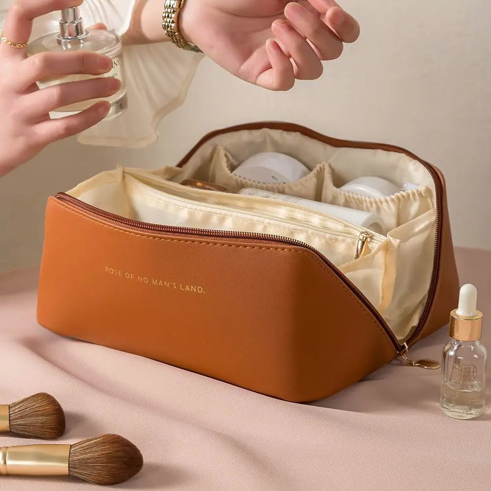 Mantén tus cosméticos organizados y al alcance de tu mano con esta bolsa de cosméticos de gran capacidad, ideal para viajes y uso diario. Su diseño elegante y funcional combina estilo y practicidad, perfecta para quienes buscan comodidad