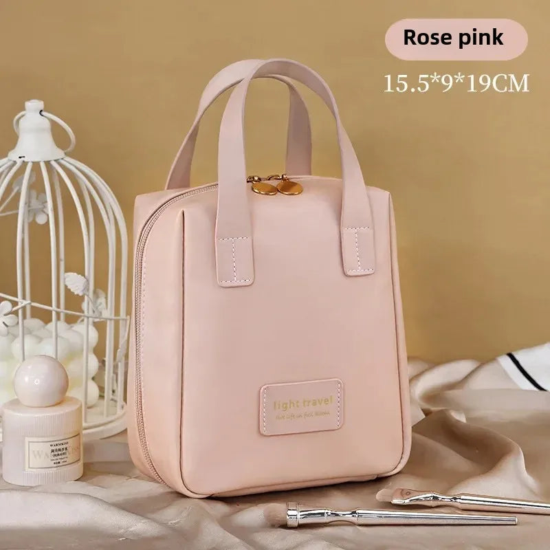 Organiza tu belleza con estilo y elegancia: Este Organizador de Maquillaje de Lujo es la solución perfecta para quienes buscan practicidad, diseño y durabilidad en un solo producto. Ideal para el uso diario o tus viajes