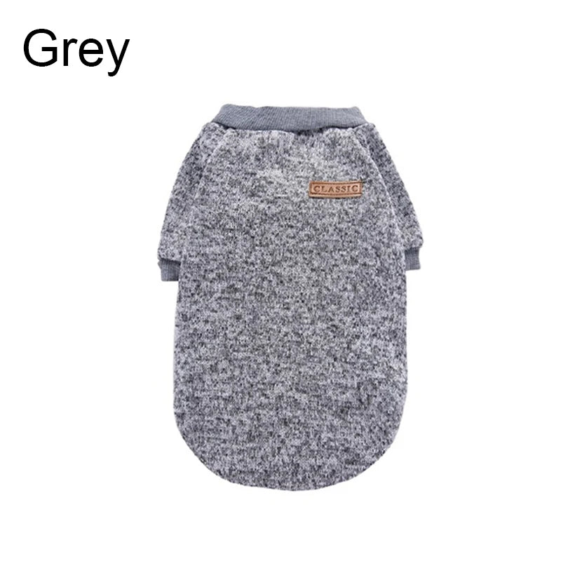 ¡Mantén a tu mascota elegante y cálida durante los meses fríos! Esta chaqueta para cachorros y gatos pequeños está diseñada para ofrecer comodidad, estilo y calor en la temporada de otoño e invierno. Con un diseño clásico y materiales suaves