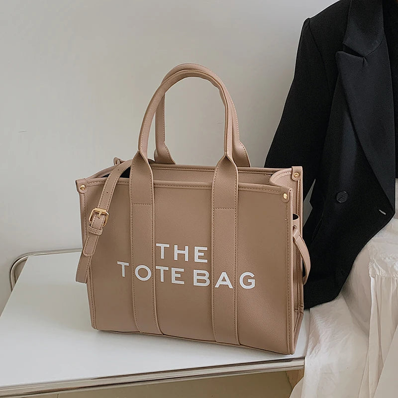 Descubre el bolso perfecto para complementar tu estilo diario. Este bolso cruzado informal de color sólido es la combinación ideal de practicidad, estilo y comodidad. Con un diseño moderno y un acabado en lona resistente