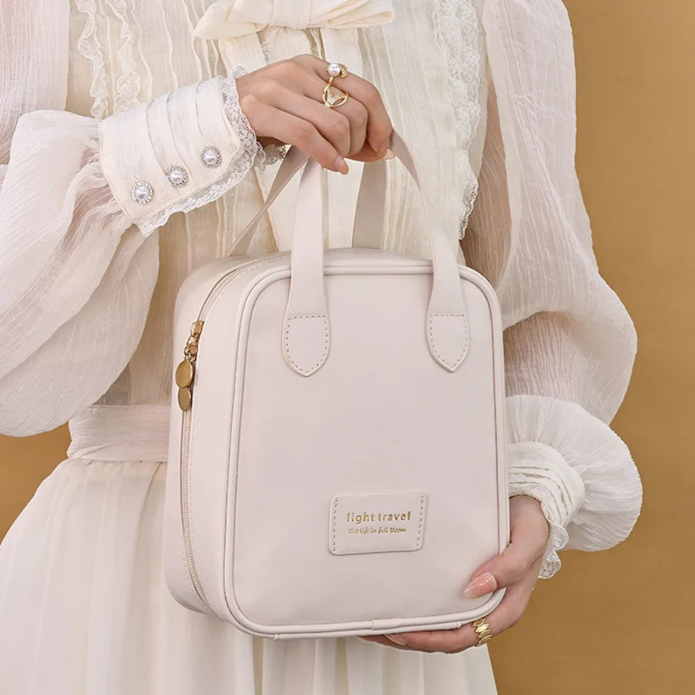 Organiza tu belleza con estilo y elegancia: Este Organizador de Maquillaje de Lujo es la solución perfecta para quienes buscan practicidad, diseño y durabilidad en un solo producto. Ideal para el uso diario o tus viajes