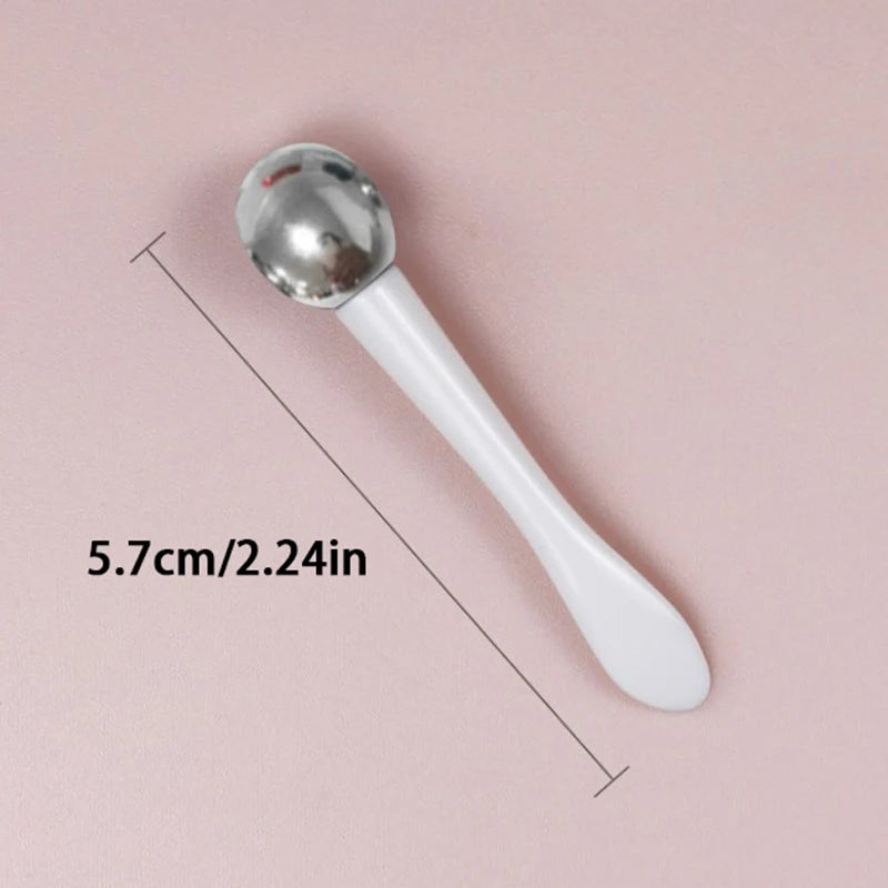 Combate esas ojeras y arrugas con este rodillo facial 2 en 1