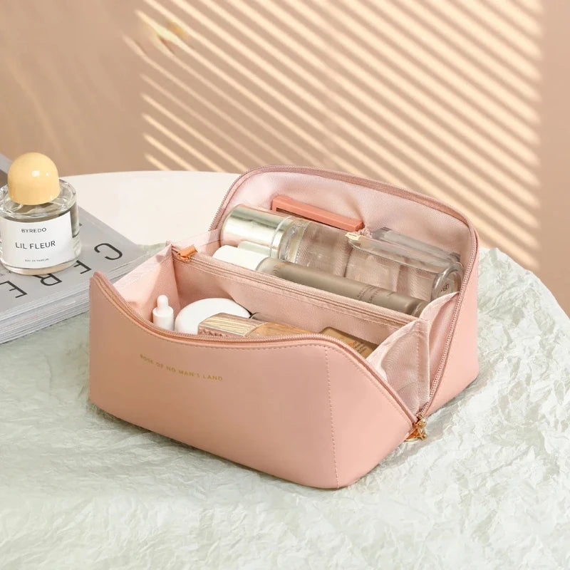 Mantén tus cosméticos organizados y al alcance de tu mano con esta bolsa de cosméticos de gran capacidad, ideal para viajes y uso diario. Su diseño elegante y funcional combina estilo y practicidad, perfecta para quienes buscan comodidad