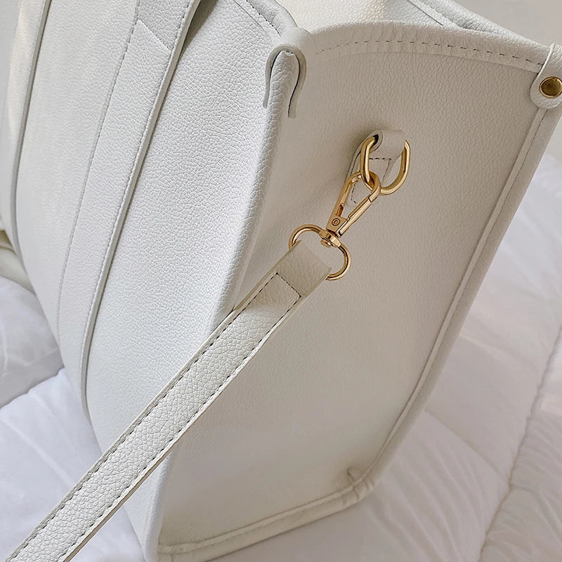 Descubre el bolso perfecto para complementar tu estilo diario. Este bolso cruzado informal de color sólido es la combinación ideal de practicidad, estilo y comodidad. Con un diseño moderno y un acabado en lona resistente